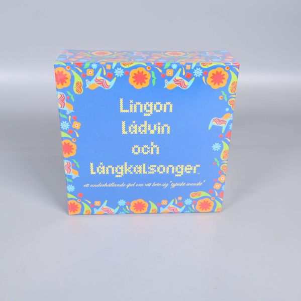 Framsidan av sällskapsspel med blå bas och blommigt mönster