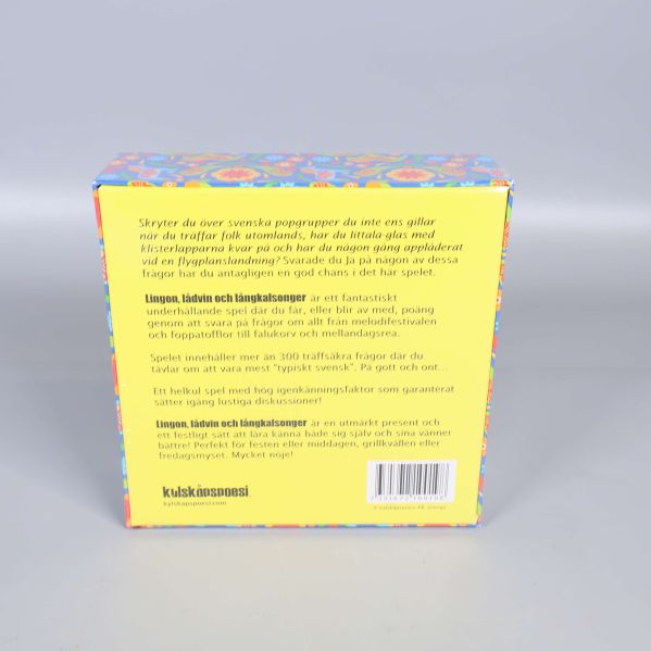 Baksidan av spelbox med beskrivande text och varumärkesnamn