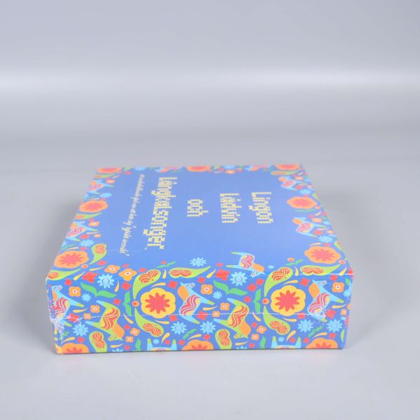 Spelboxens sida med fortsättning av blommigt tryck