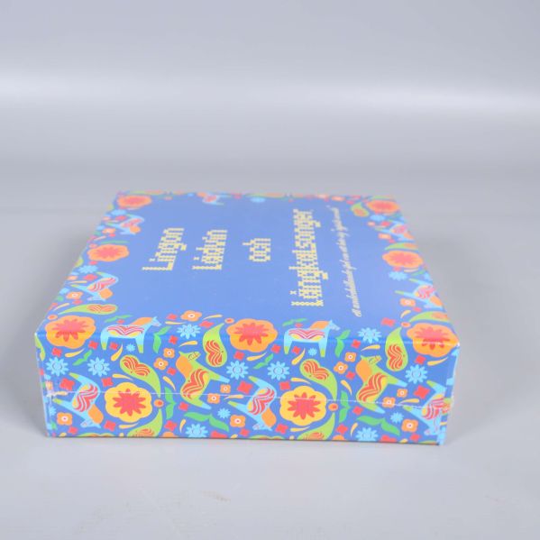 Andra sidan av spelboxen med samma blommiga design