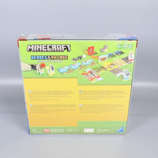 Baksidan av Minecraft Heroes of the Village sällskapsspel