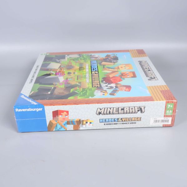 Sidovy av Minecraft Heroes of the Village spelkartong