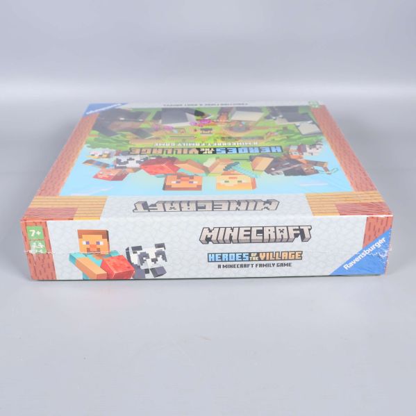 Minecraft Heroes of the Village spelkartong fotograferad från sidan