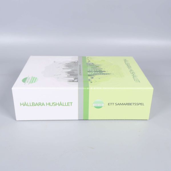 Sida av kartong med texten Hållbara Hushållet och samarbetsbeskrivning