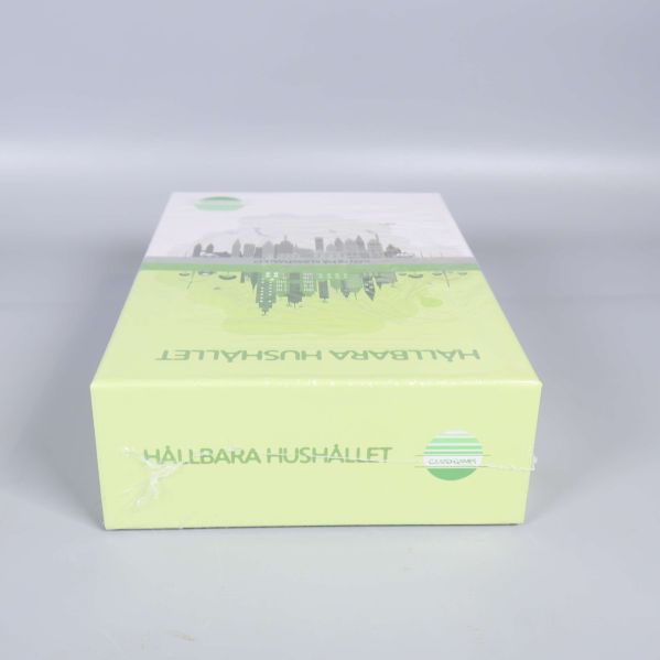 Närbild av sidan på spelkartongen med spelets namn