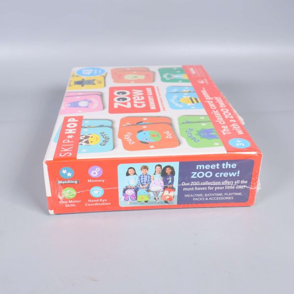 Sidan av Zoo Crew memoryspel med information om djurfigurer och barn