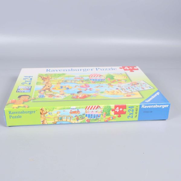 Pusselaskens långsida med Ravensburger-logotyp och pusseldetaljer