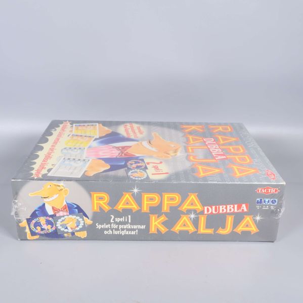 Annan sida av spelasken Rappa Kalja Dubbel med illustration och text
