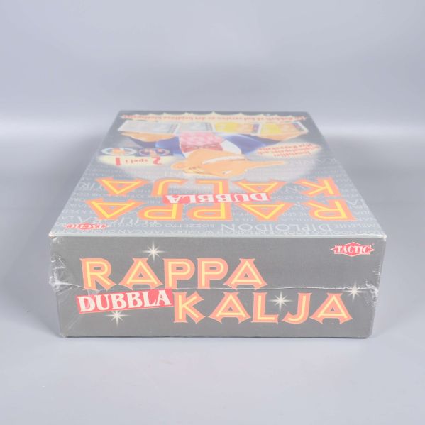 Kortsida av spelasken med titeln Rappa Kalja Dubbel