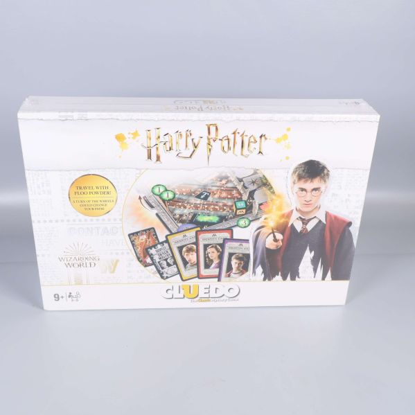 Framsidan av Harry Potter Cluedo brädspel med Harry Potter och spelkomponenter