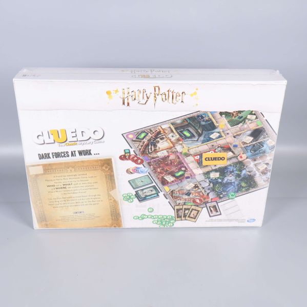 Baksidan av Harry Potter Cluedo spel med spelbräde och tillbehör