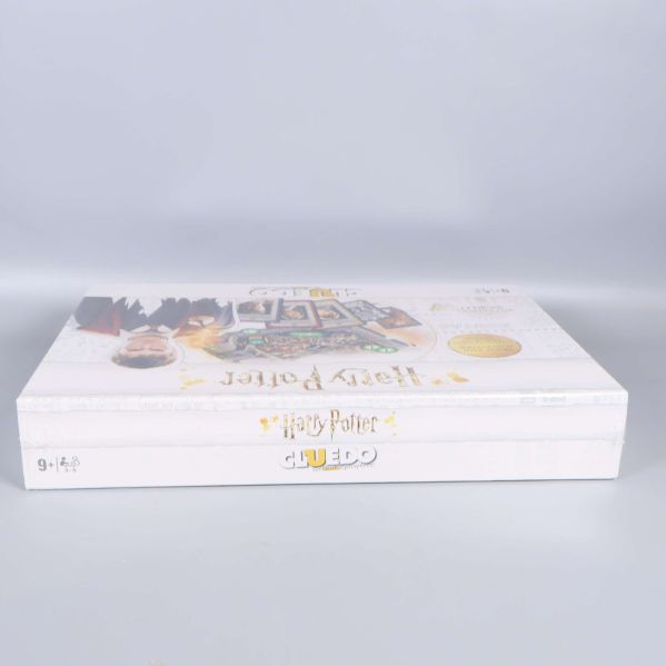 Översidan av Harry Potter Cluedo spelask med titel och grafik