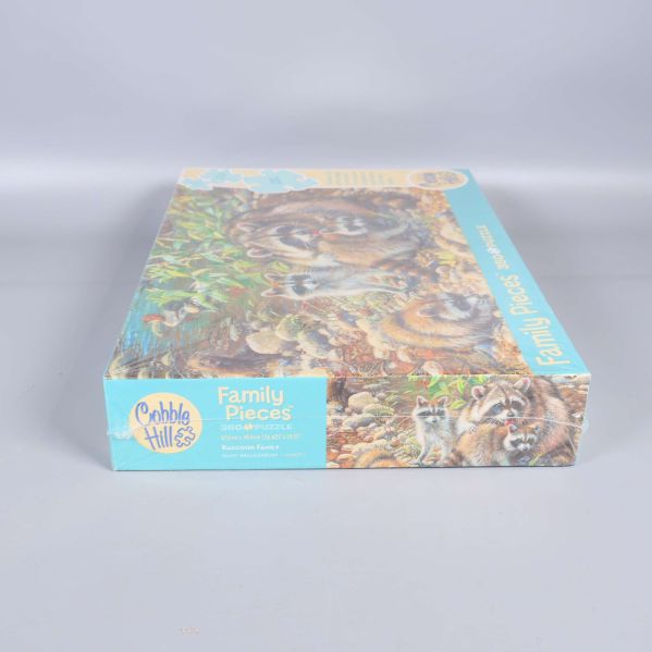 Pussellådans långsida med tydlig illustration och logotyp