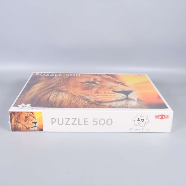 Sidan av pussellådan med storleksangivelse 47 x 31 cm