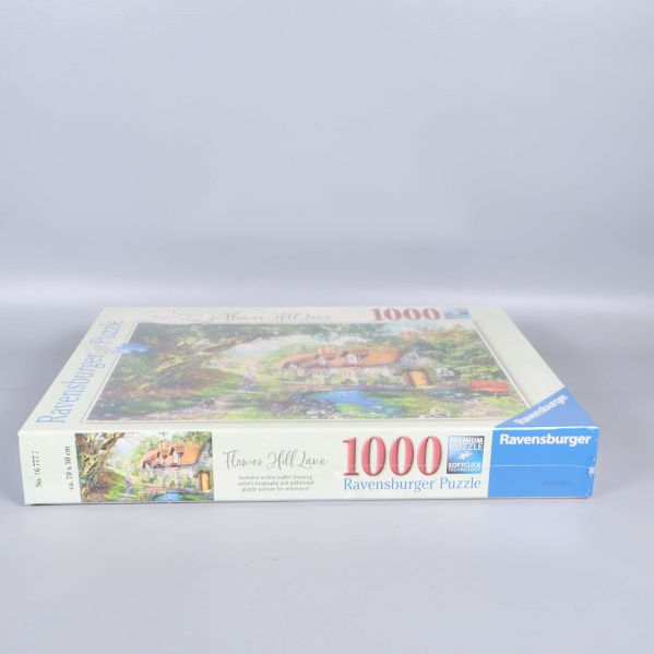 Pussellåda sedd från sidan med motiv och logotyp synliga