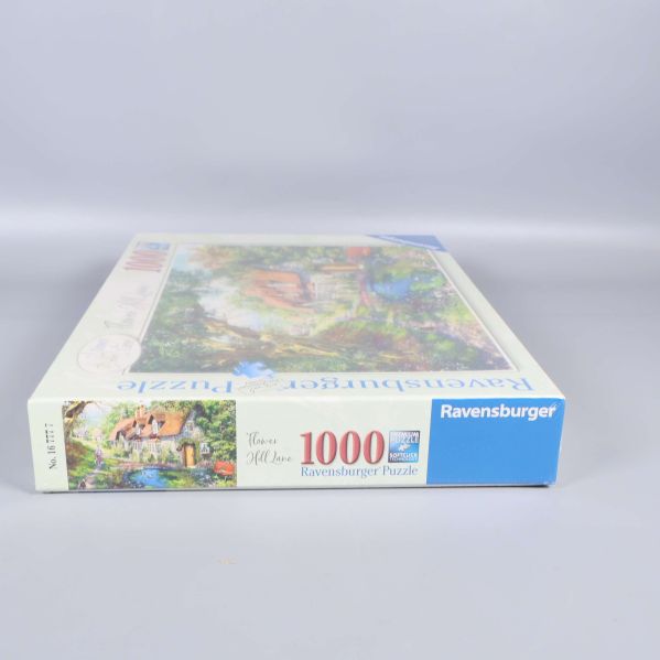 Smal sida av pussellåda med logotyp och 1000-bitarsmarkering