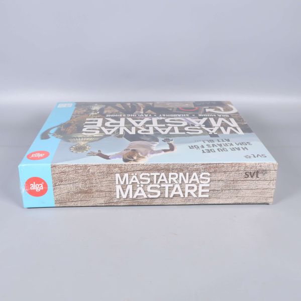 Sida av Mästarna Mästare spelask med trästruktur och titel