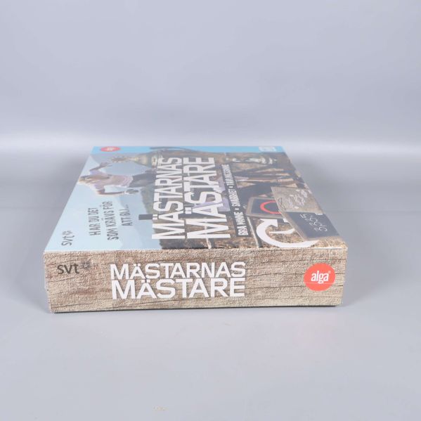 Kortsida av Mästarna Mästare sällskapsspel med titel och SVT-logga