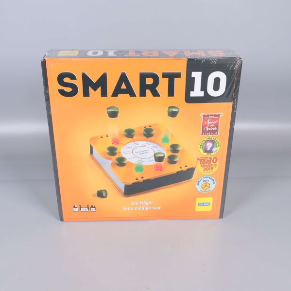 Framsidan av Smart 10 frågespelets orange förpackning