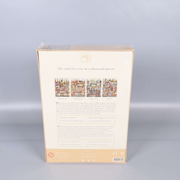 Baksidan av pussellådan visar flera stadsmotiv och text
