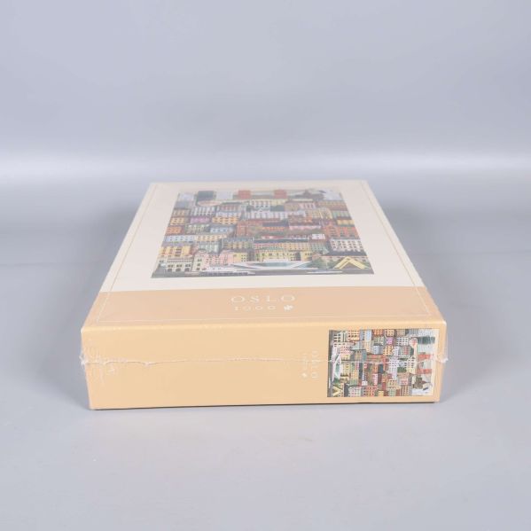 Pussellåda liggande, visar motiv och kanter