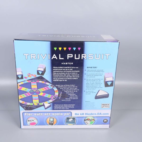 Baksidan av Trivial Pursuit Master visar spelbräde och regler