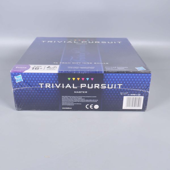 Sidan av Trivial Pursuit Master-lådan med logotyp och CE-märkning