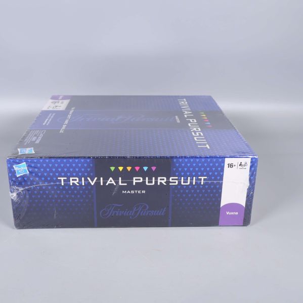 Långsida av spelkartong med åldersgräns och logga