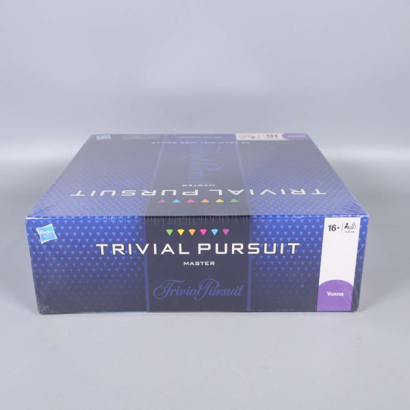 Ytterligare vy av Trivial Pursuit Master-lådans ena långsida