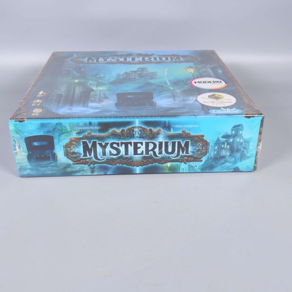 Undersidan av Mysterium-lådan med spelets logotyp