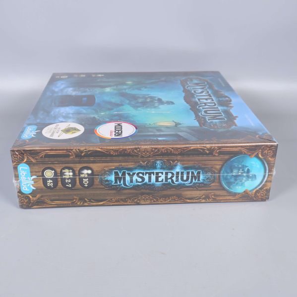 Sidan av Mysterium-box med logotyp och illustration