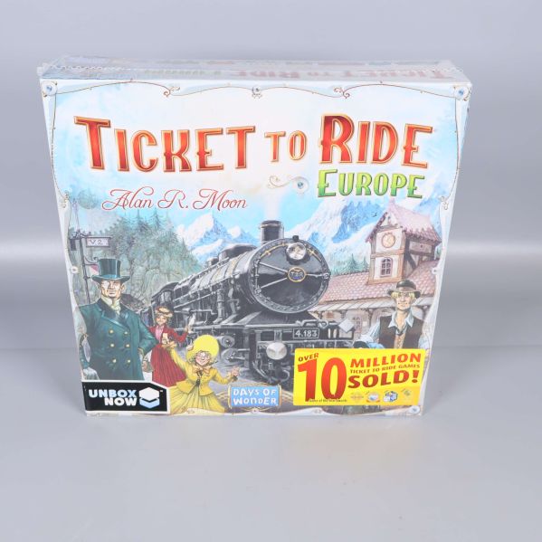 Framsidan av Ticket to Ride Europe spelask med färgglad illustration
