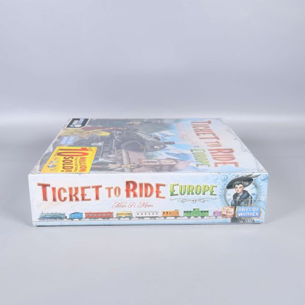 Ticket to Ride Europe ask från annan sidan visar spelets titel och illustration