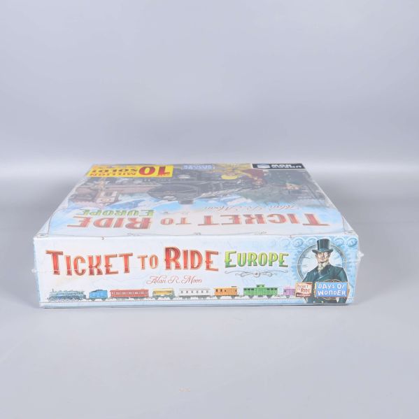 Ticket to Ride Europe ask visad från kortsidan med färgglada detaljer