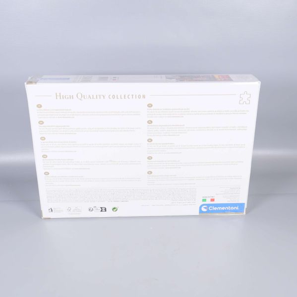 Baksida av Clementoni-pussel med text och information