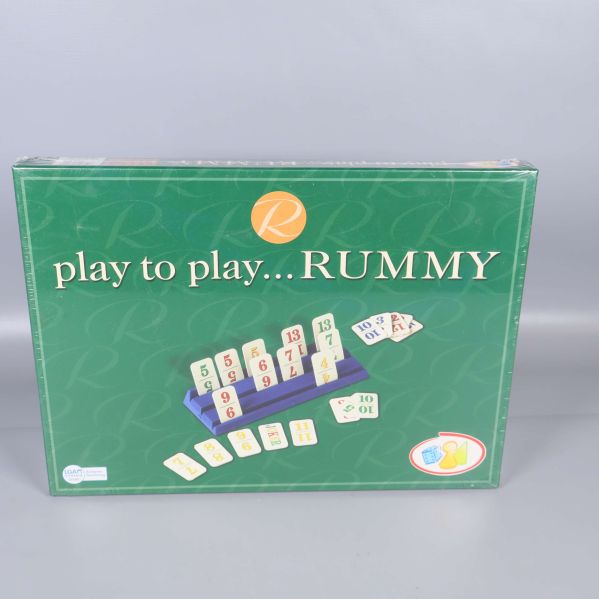 Framsidan av spelet play to play Rummy med grönt omslag