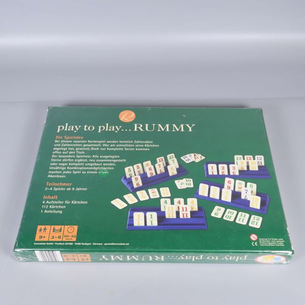 Baksidan av spelet play to play Rummy med spelbeskrivning och illustrationer