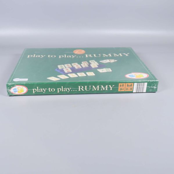 Sida av Rummy boxen med spelets namn och ikoner