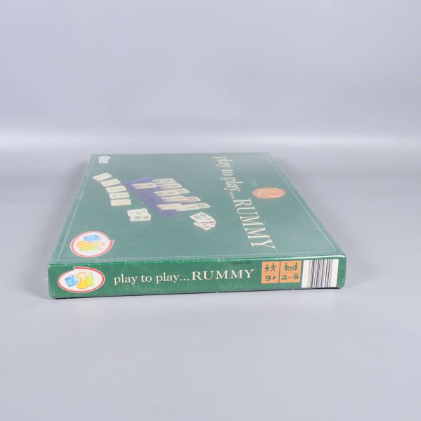 Smal sidovy av Rummy boxen med åldersrekommendation och spelarnummer