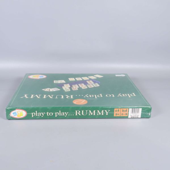 Undersida av Rummy boxen med namnet och spelikoner tydliga