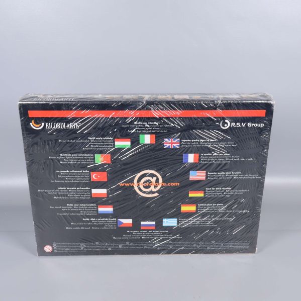 Baksidan av pussellådan med internationell text och logotyper