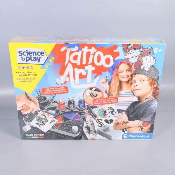 Tattoo Art kit från Clementoni med färgglad förpackning och innehåll visas
