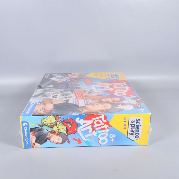 Tattoo Art låda sedd från en kortsida med åldersmärkning