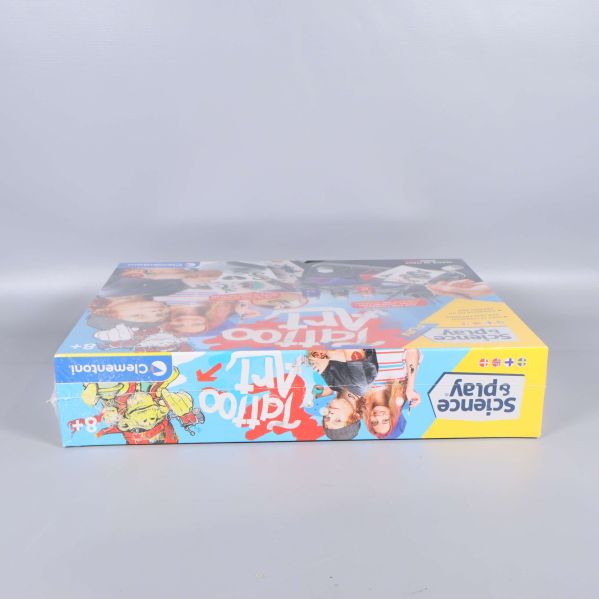 Tattoo Art låda sedd från undersidan med Science & Play märkning