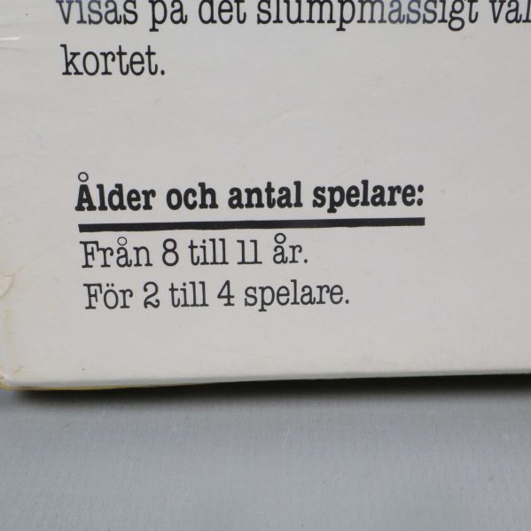 Närbild med information om ålder och antal spelare