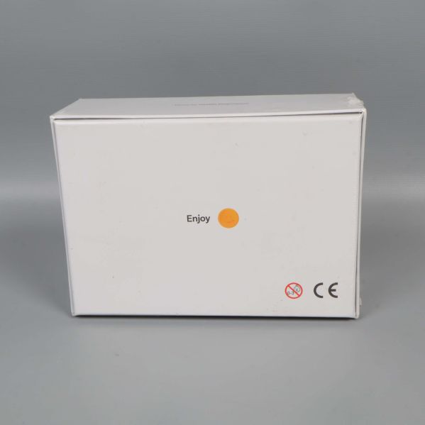 Vit baksida på pusselask med texten Enjoy och gul smiley