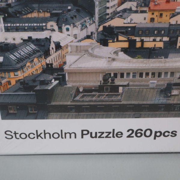 Närbild på asken med text Stockholm Puzzle 260 pcs