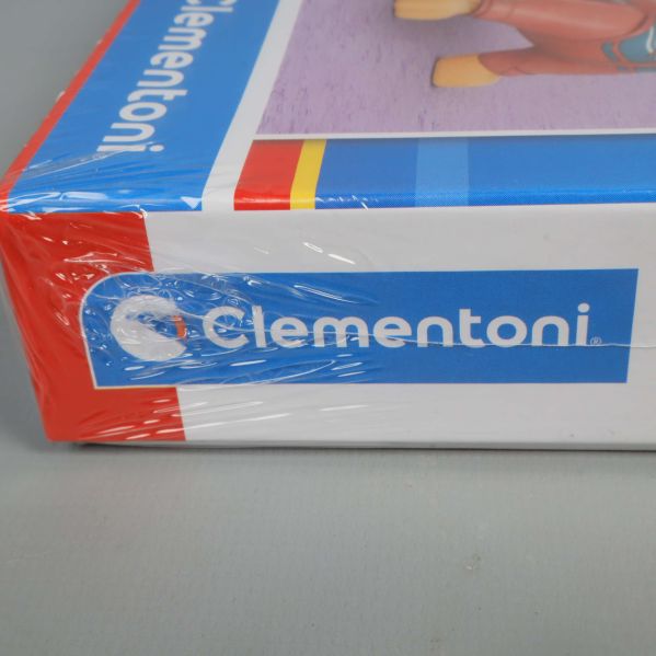 Närbild på Clementoni-logotyp på pusslets hörn