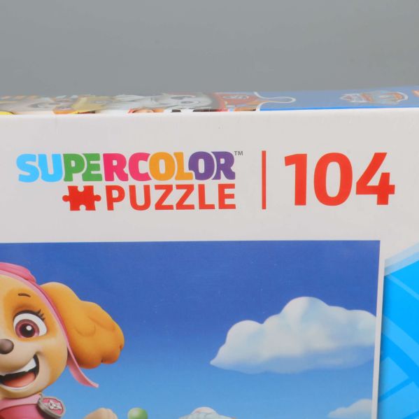 Supercolor-pussel med 104 bitar text på förpackningen