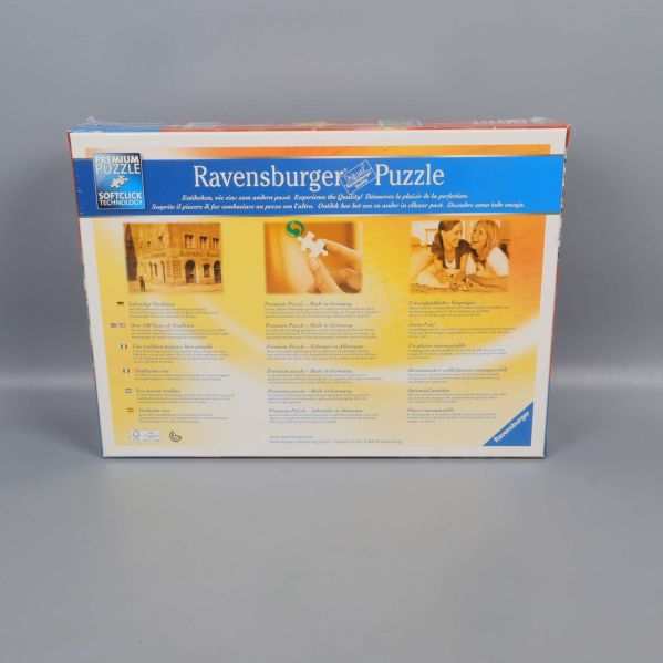 Baksida av pussellåda med produktinformation och illustrationer